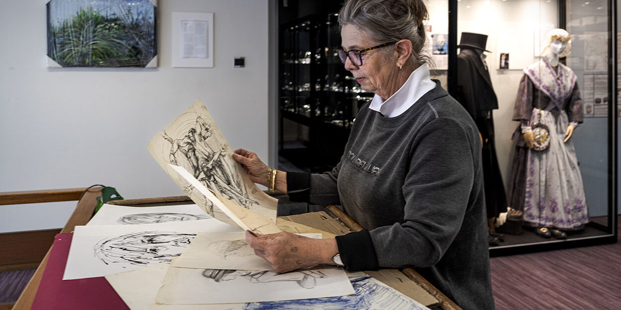 Appingedam 15 Oktober 2025. Veelzijdig kunstenaar Marian van Hulsen exposeert tgv haar 80ste verjaardag in de Groninger Zilverkamer in Appingedam. Conservator Herma Grimmius heeft het druk bij de voorbereidingen van de tentoonstelling. Foto: Jan Zeeman